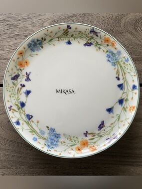 NWT Mikasa “Quinn” Bone China 9” Porcelain Salad/Dessert Plates, Set of 4